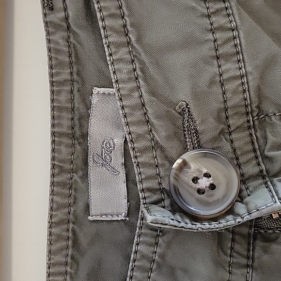 CLOSET CLEAROUT $10 | Joie | Army Green Cargo Capri Pants | Size 4 - Picture 3 of 5